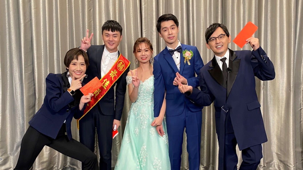 許富凱為新人唱祝歌。(圖/東森提供)