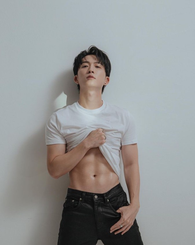 邱鋒澤腹肌驚人,讓粉絲鼻血狂噴。(圖/翻攝自邱鋒澤IG)