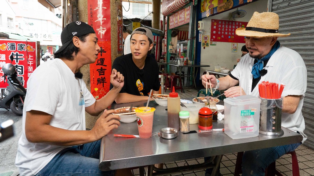香港影帝就愛這味！蔡凡熙陪玩台南　全家出動認「爸爸」