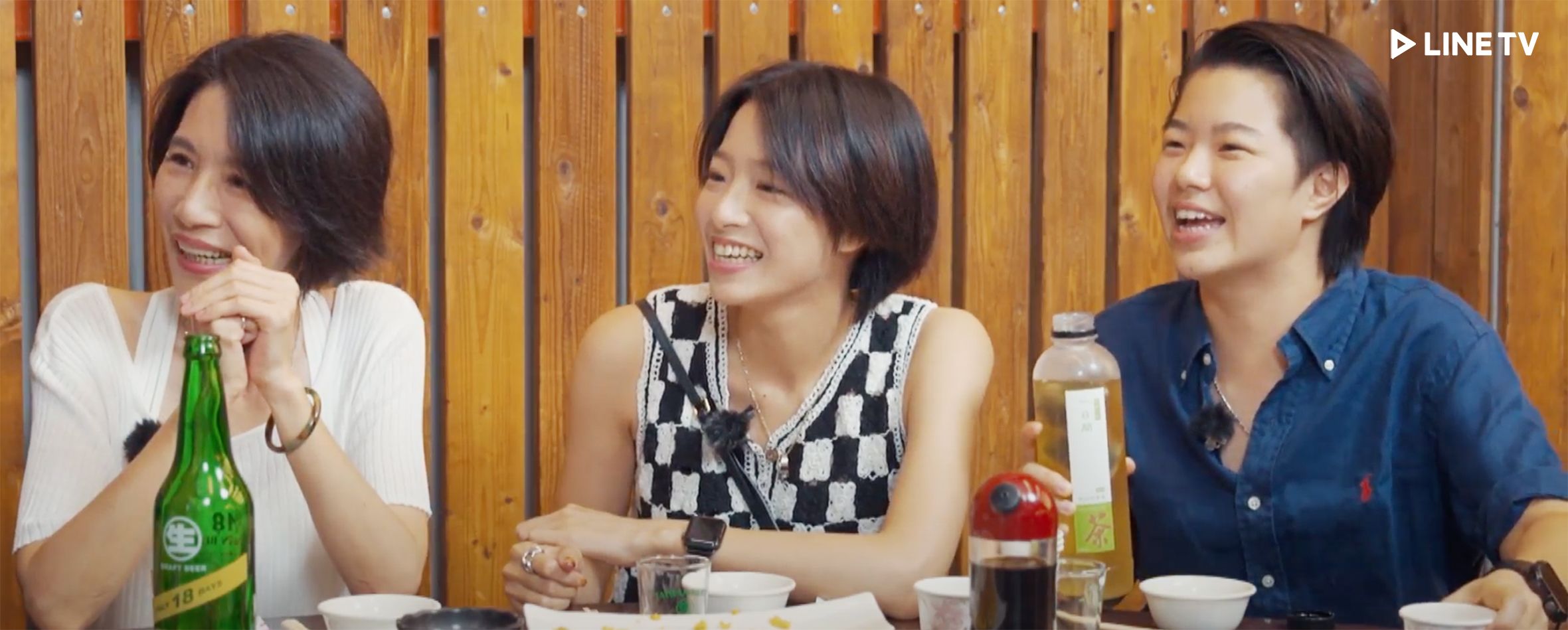 蔡凡熙的媽媽與姐姐擔任地陪,特地入鏡支持兒子。(圖/LINE TV提供)