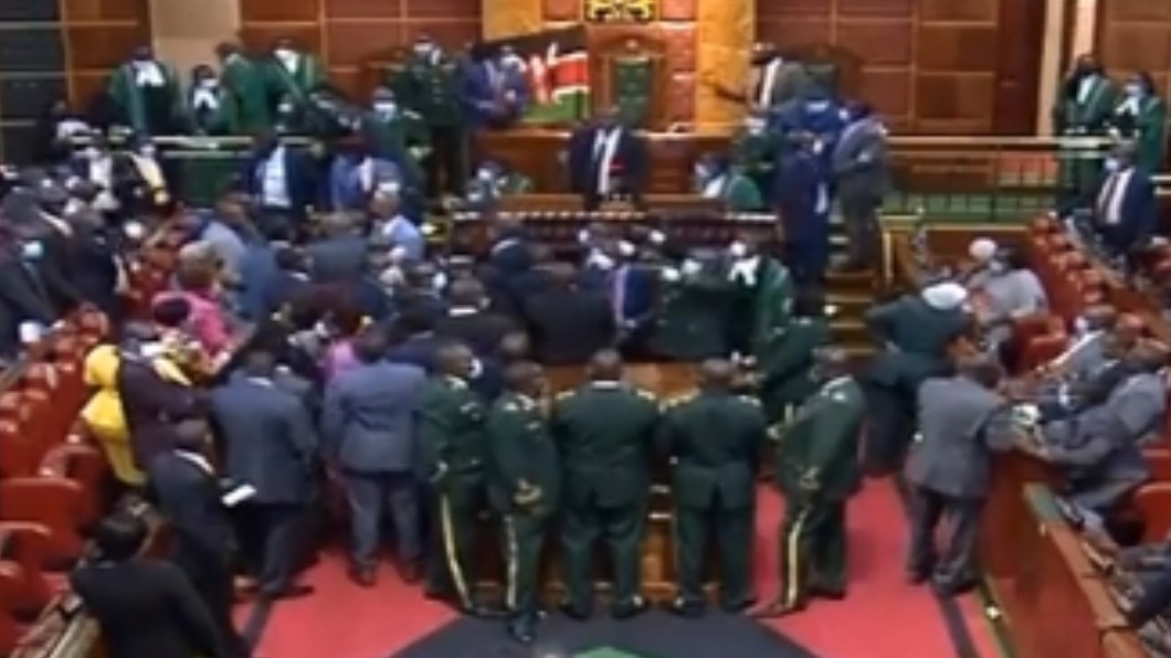 肯亞議員爆發衝突，議會現場亂成一團。（圖／翻攝自 NTV Kenya 推特 @ntvkenya）