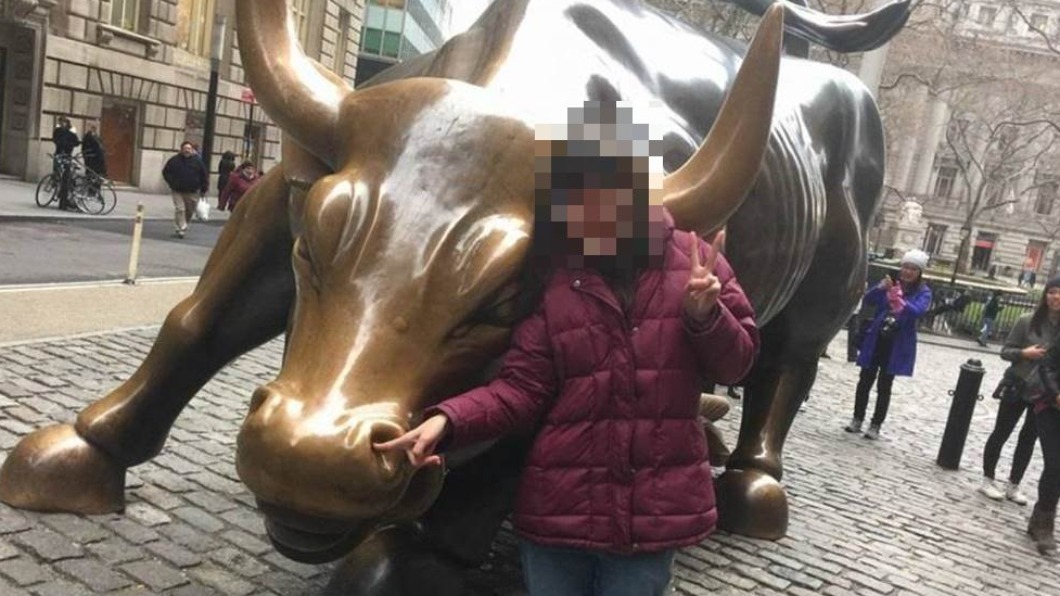 殺父碩士女啃老!曬華爾街銅牛合照 「只是去摸小動物」