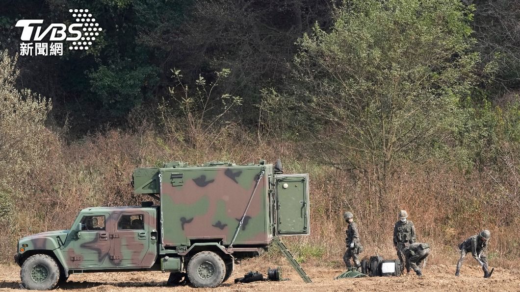 北韓戰車兵為了灌溉副業地,四處蒐集糞便(圖/達志影像美聯社)