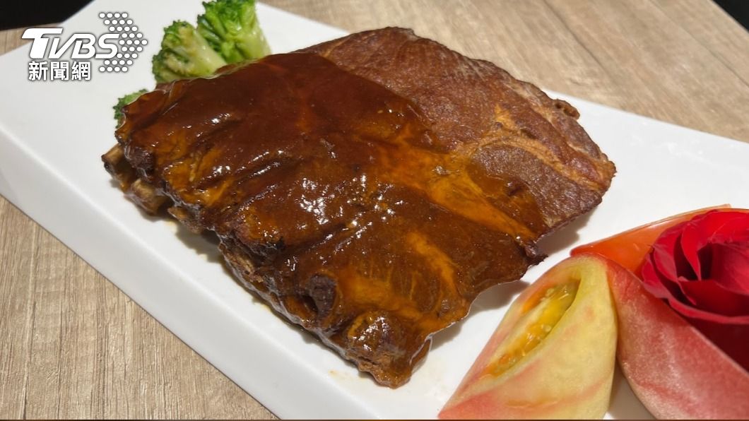和知名燒肉店胡同燒肉、新北平婚宴餐廳聯名。(圖/TVBS)