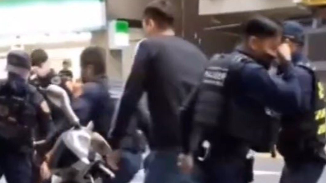 員警遭噴灑辣椒水眼睛不舒服。(圖/翻攝自記者爆料網)