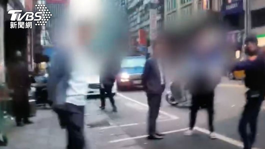 警到場勸導酒客不配合。(圖/TVBS)