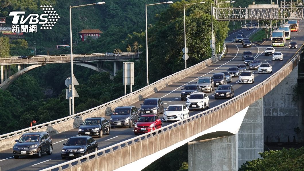車潮湧現!國5開始塞了 南向石碇至坪林車速20公里