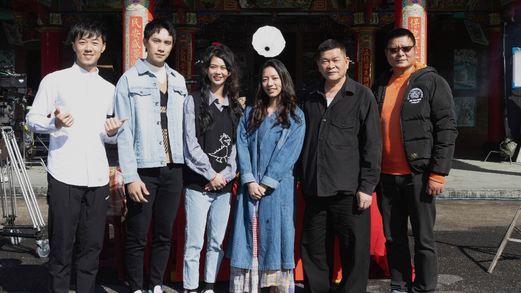 電影《鬼天廈》演員左起游書庭、潘君侖、白痴公主、陳妤、澎恰恰、陳文山出席開鏡。(圖/華映提供)