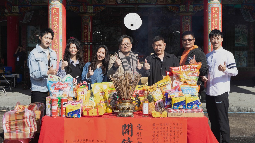 電影《鬼天廈》開鏡儀式,左起潘君侖、《鬼天廈》潘君侖、白痴公主、陳妤、導演謝志文、澎恰恰、陳文山、游書庭。(圖/華映提供)