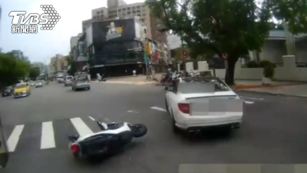 許男酒駕拒檢衝撞警車。(圖/警方提供)