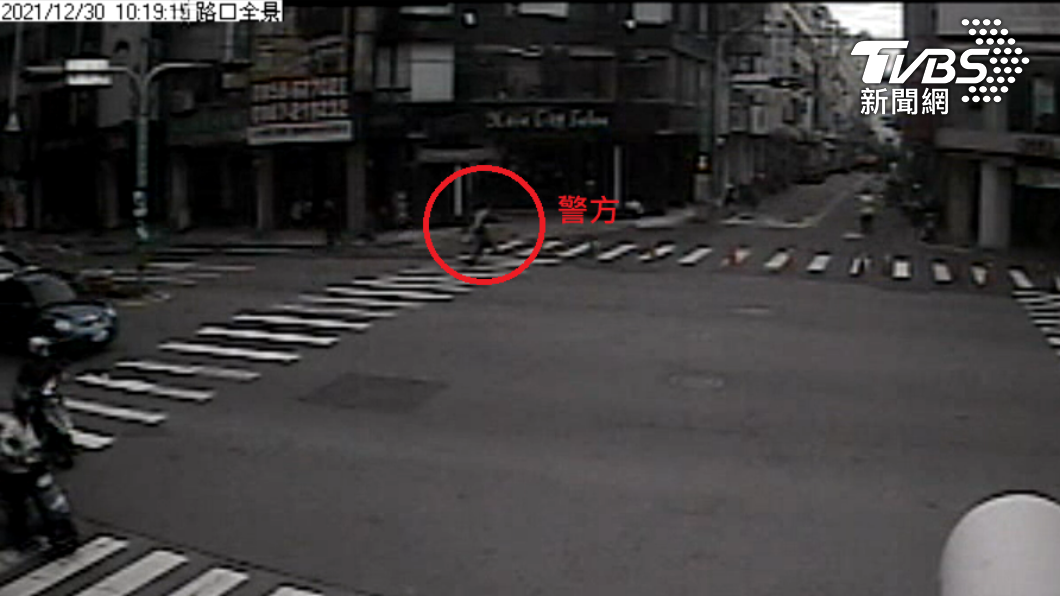 許男棄車落跑,警方快跑上前追捕。(圖/讀者提供)