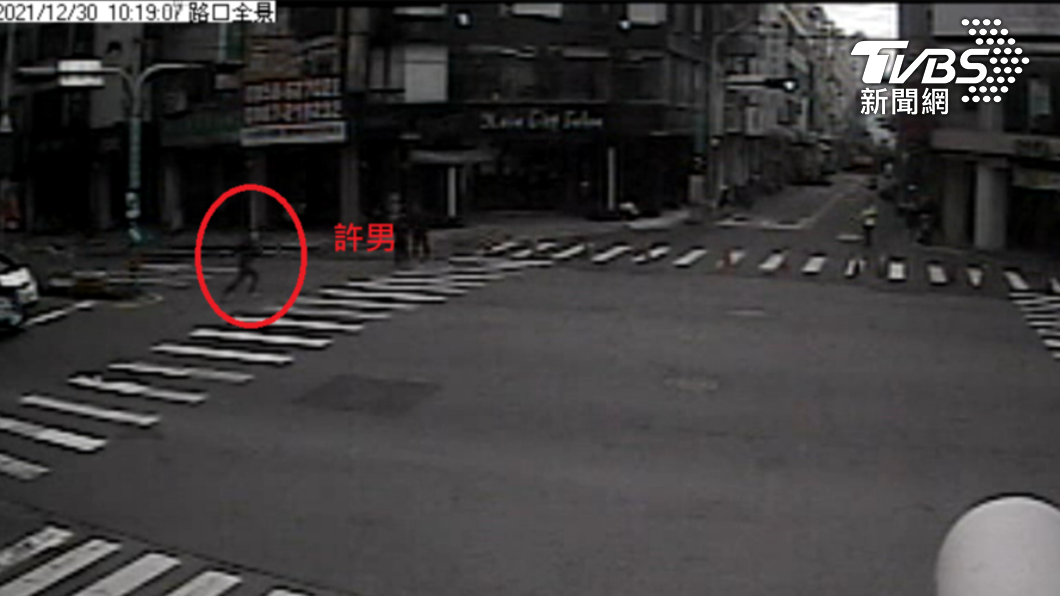 許男棄車落跑,警方在後追捕。(圖/讀者提供)