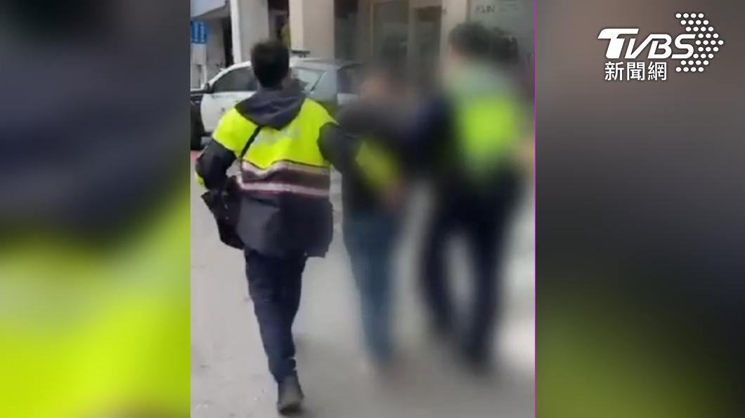 警方將許男逮捕送辦。(圖/警方提供)