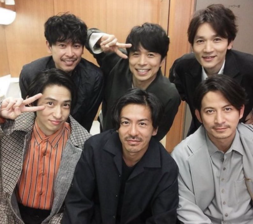 坂本結婚後,三宅健(左下)成為V6唯一單身漢。(圖/翻攝自推特)