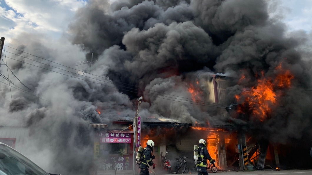 台中神岡住宅大火!烈焰黑煙竄天 1男救出命危