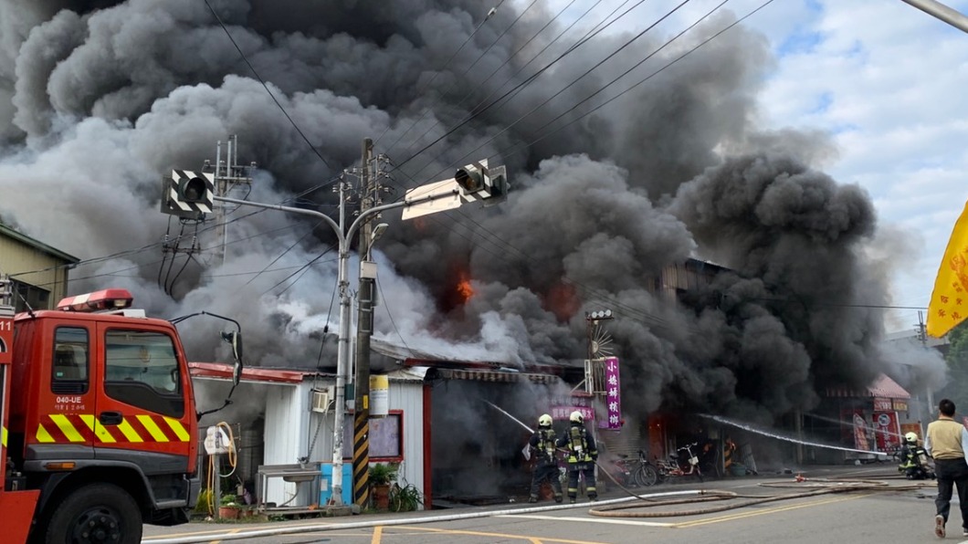 台中市神岡區中山路一處住宅，今（31）日一早發生火警，現場黑煙烈焰狂竄。（圖／翻攝自記者爆料網）