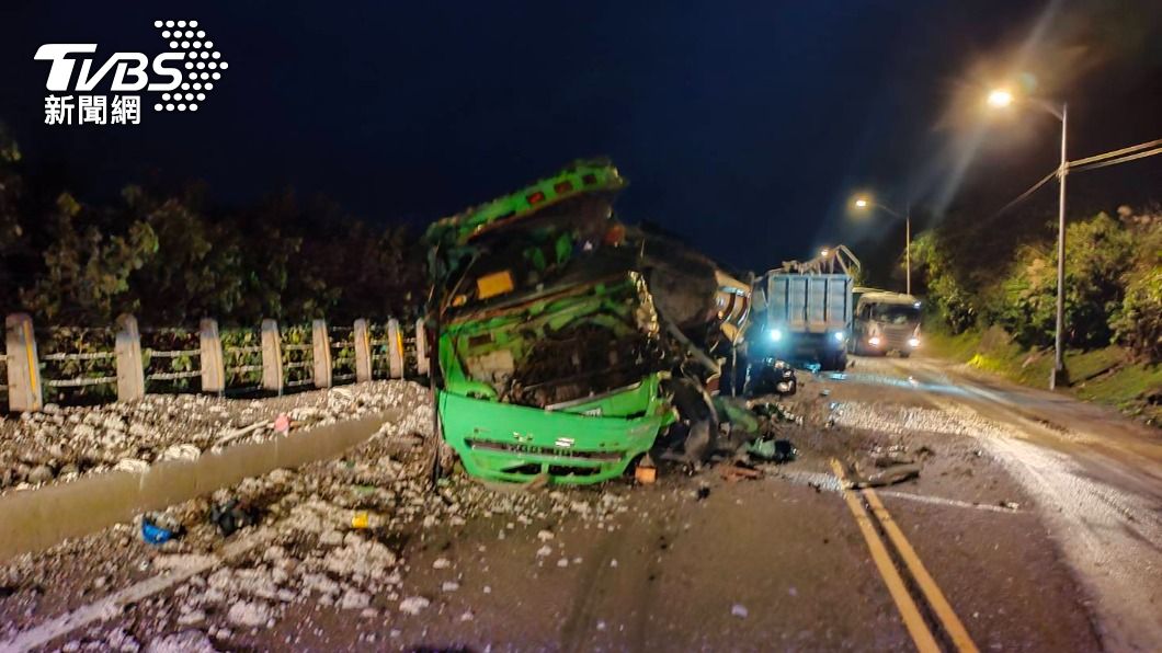 貢寮砂石車濱海公路對撞!車頭爛成廢鐵 2駕駛傷重亡