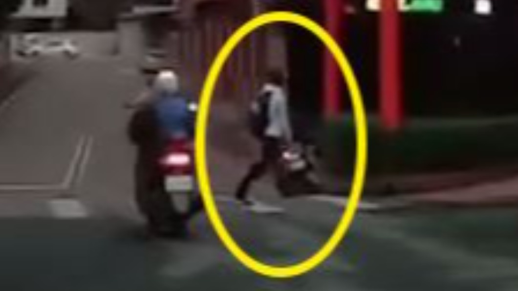騎士險些摔車。(圖/翻攝自WoWtchout地圖型行車影像分享平台)