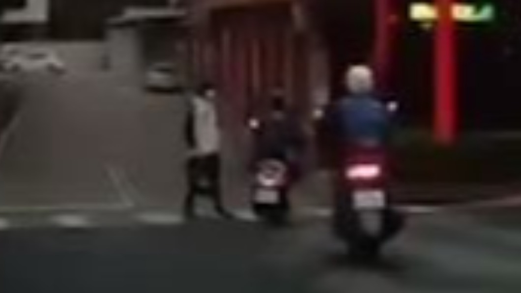 騎士並未禮讓行人。(圖/翻攝自WoWtchout地圖型行車影像分享平台)