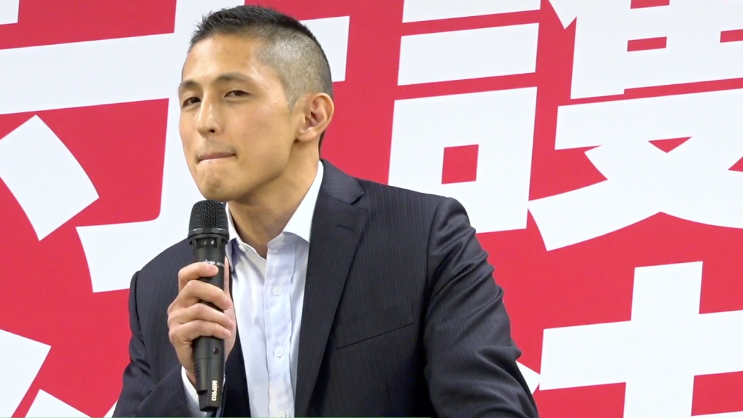 吳怡農在致詞時不斷停頓、舔唇。（圖／翻攝民進黨臉書）