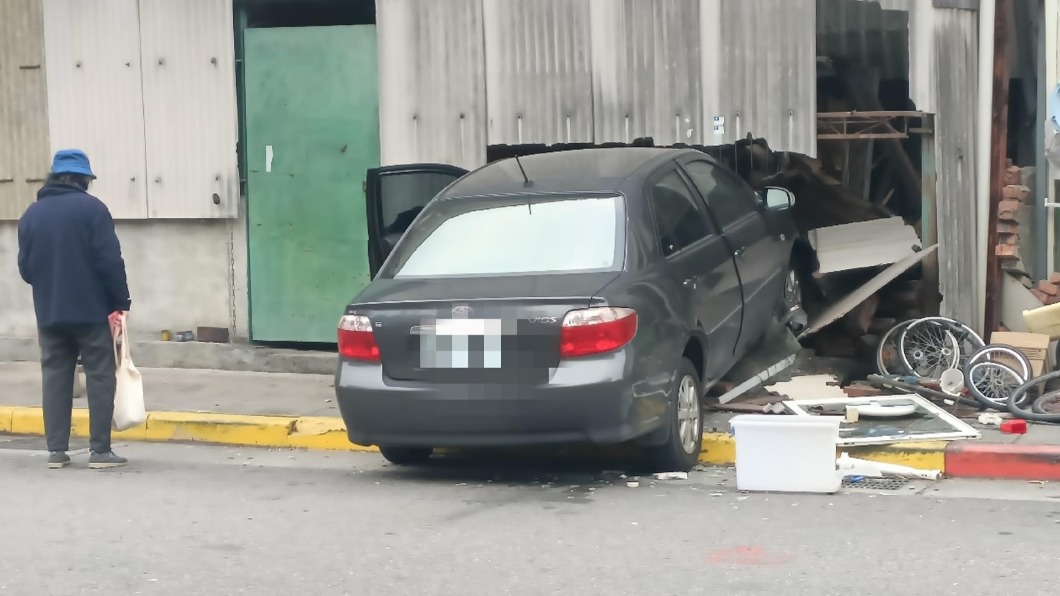 婦人車輛暴衝後驚嚇下車報警。(圖/翻攝自我是社子人 臉書)