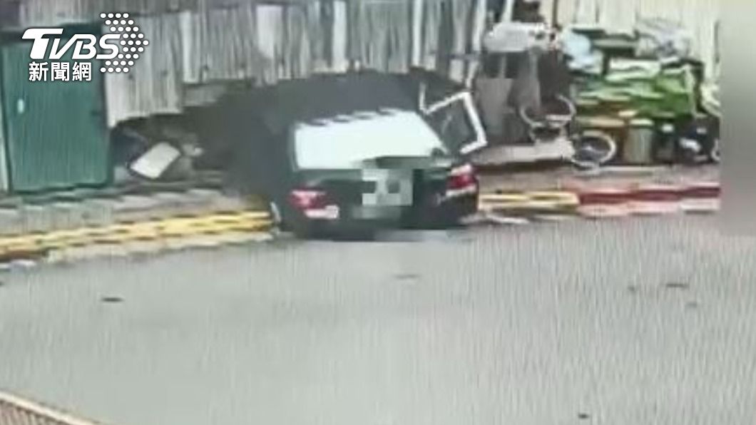 轎車二度暴衝。(圖/TVBS)
