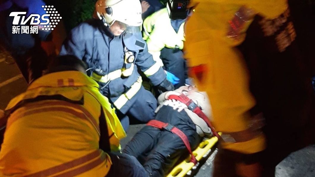 警消協助將老婦人救出。（圖／TVBS）