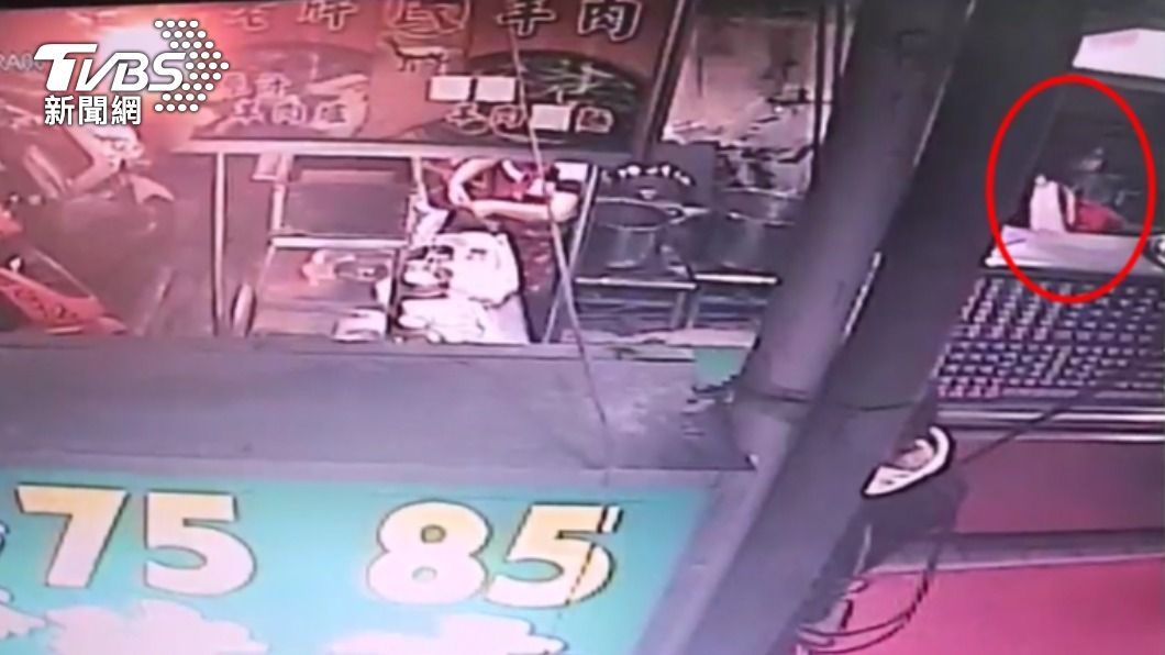 羊肉店晚餐時間忙翻　女賊背對店員大膽行竊