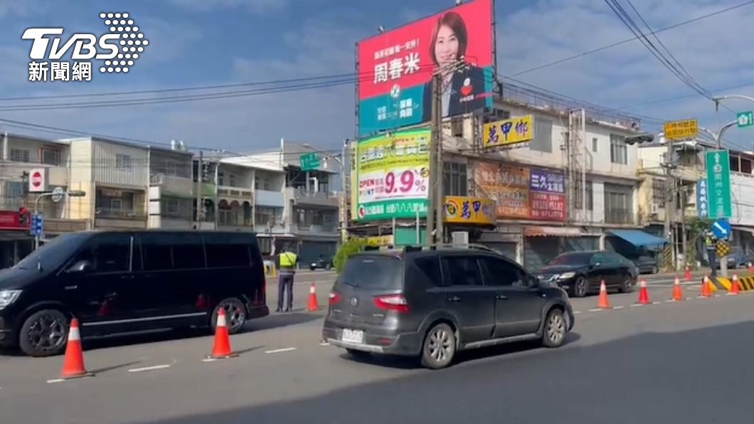 枋寮警於水底寮實施調撥車道。(圖/TVBS)