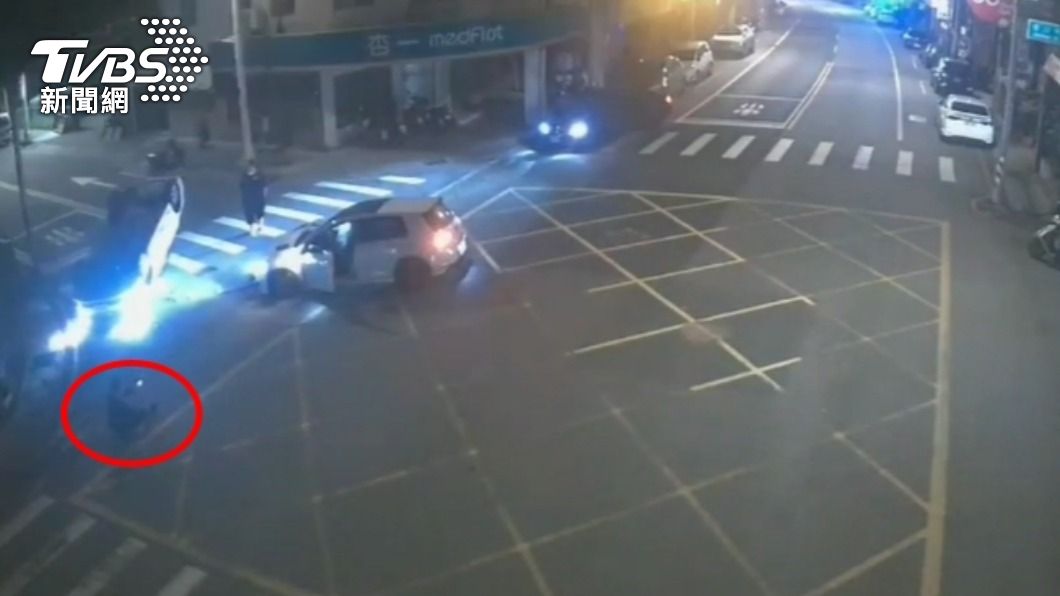 劉男嚇得坐在路邊等待救援。(圖/TVBS)