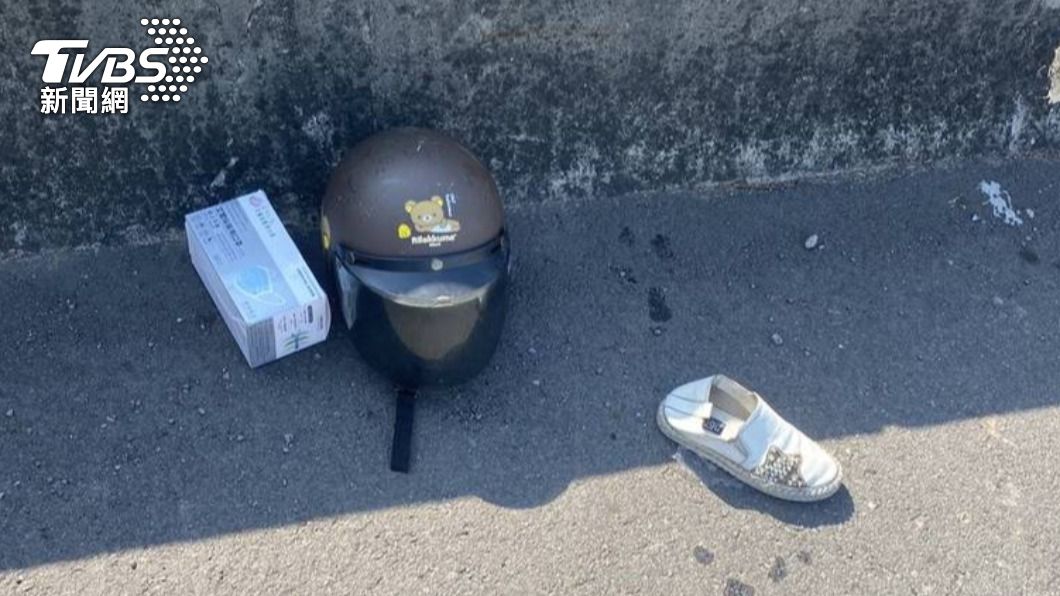 周女遭刺死又被丟包馬路,安全帽、鞋子與口罩都掉在地上。(圖/讀者提供)