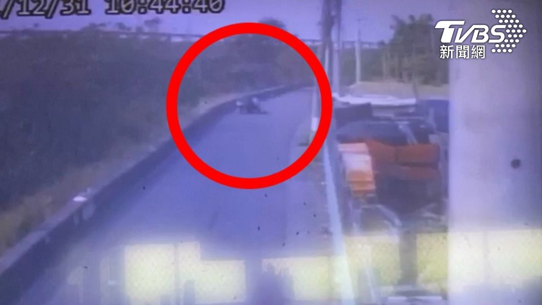 女子遭親弟弟持刀殺害，還被丟包在馬路邊。(圖／TVBS)