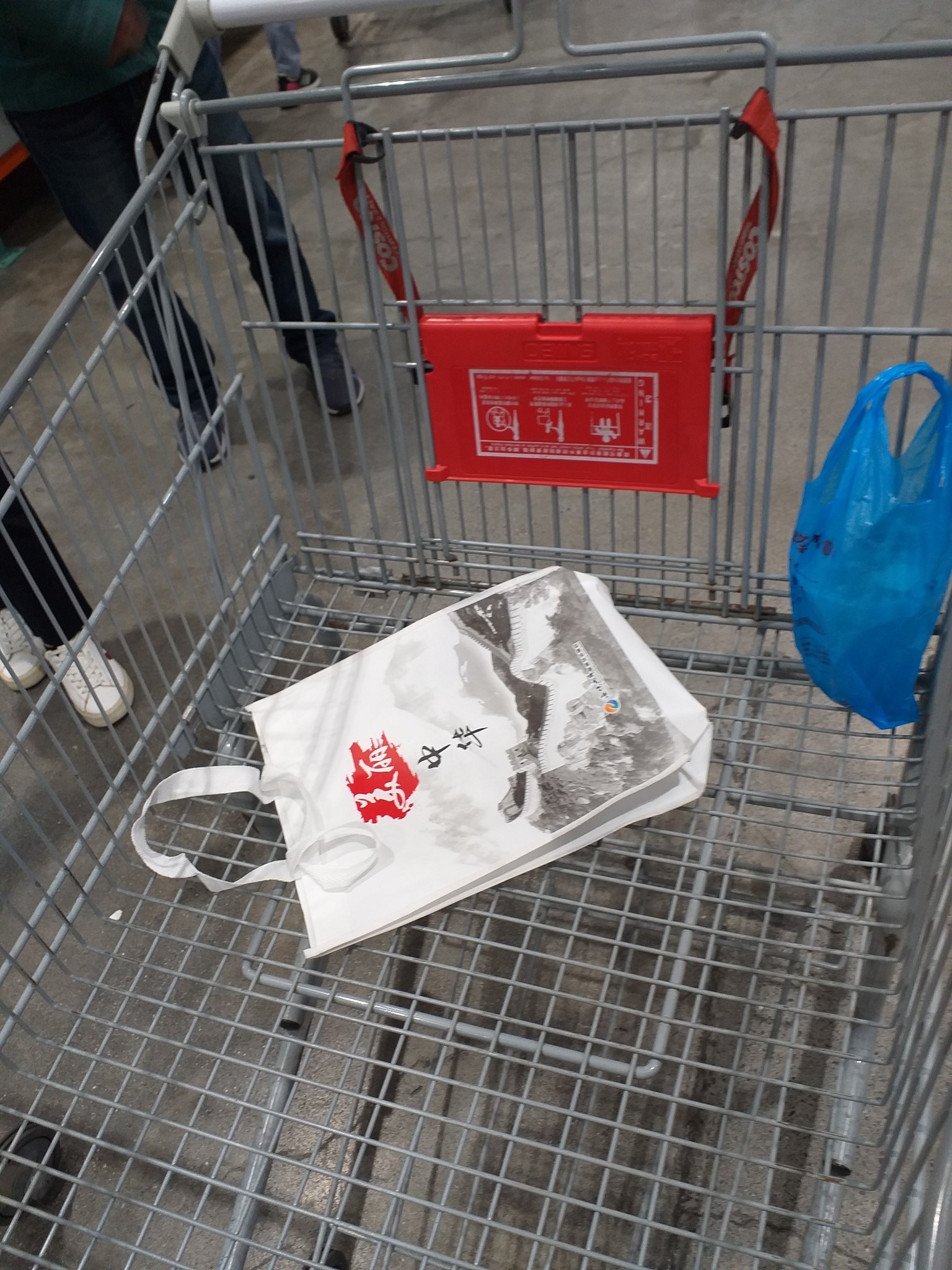 推車莫名被「擄」走。(圖/翻攝自Costco好市多 商品經驗老實說臉書)
