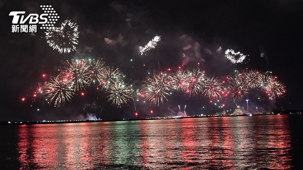 璀璨迎新年!新北1314就愛你 跨河煙火絢麗綻放