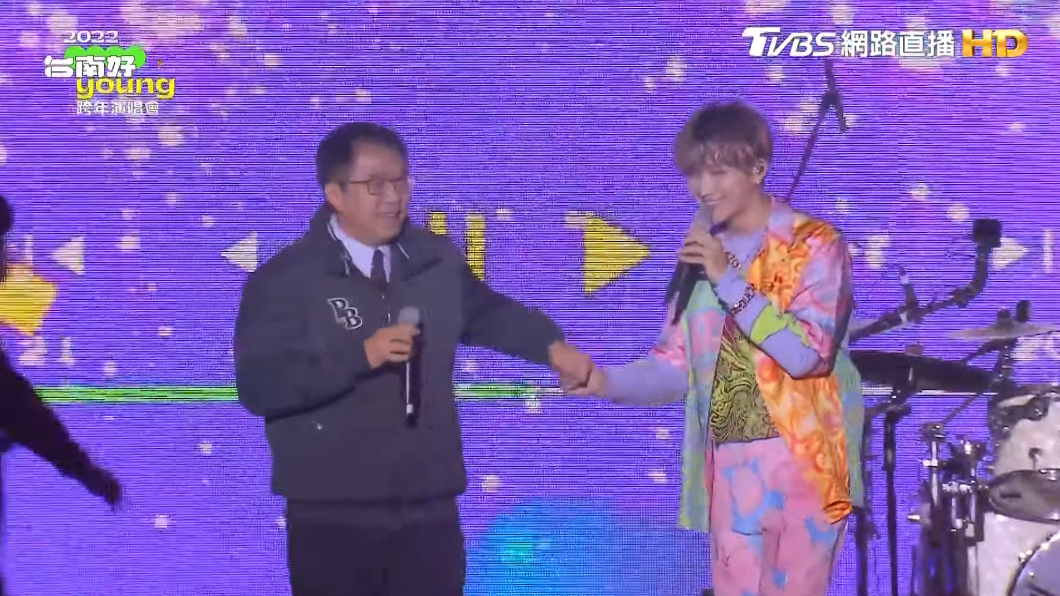 黃偉哲與炎亞綸的互動相當有趣。（圖／TVBS）