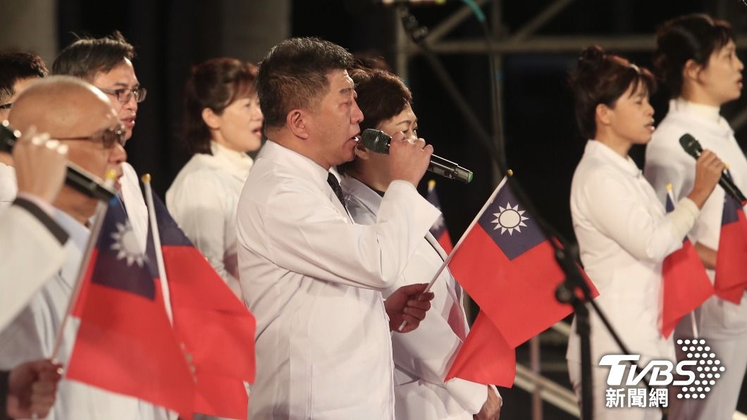 陳時中率醫護領唱國歌。(圖/中央社)