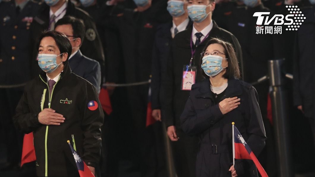 總統蔡英文、副總統賴清德出席「111年元旦總統府升旗典禮」。(圖/中央社)
