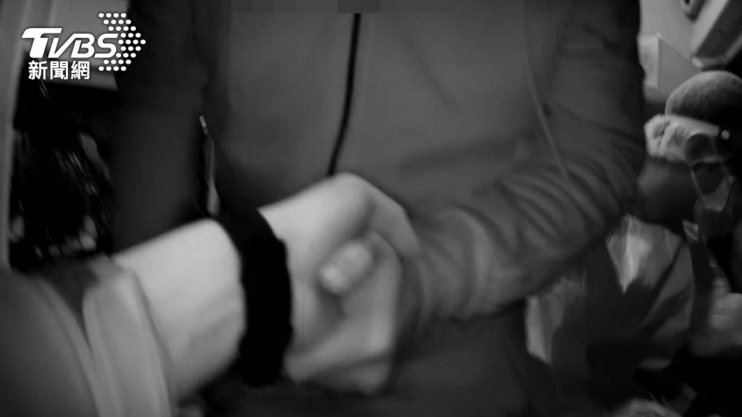 男子下救護車前還頻頻跟警方握手。(圖/TVBS)