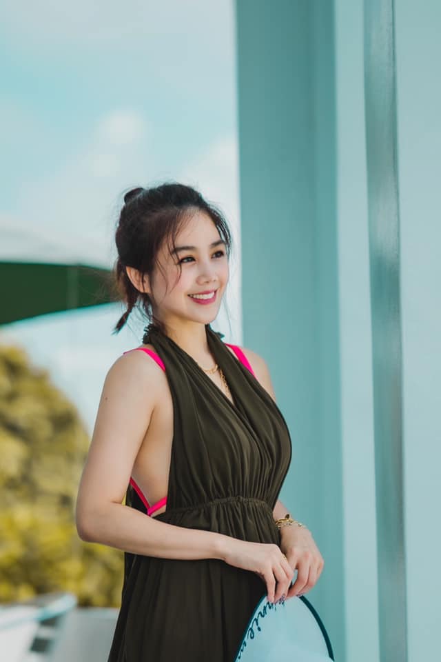 楊晨熙身穿背腰大開款式的洋裝。（圖／翻攝自楊晨熙臉書）