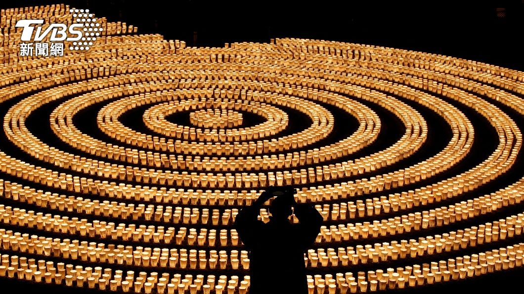 日本神奈川縣長谷寺點滿6500支祈福蠟燭。(圖/達志影像路透社)