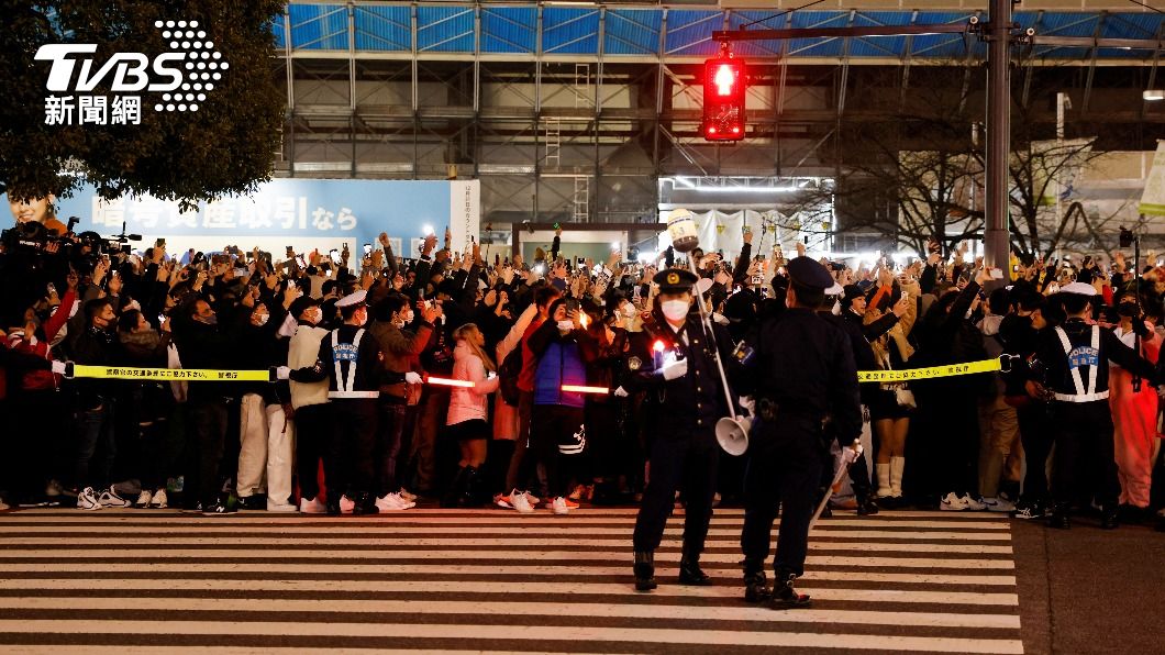 日本「澀谷年末倒數活動」連續兩年停辦,不過街頭仍聚集大量人潮。(圖/達志影像路透社)