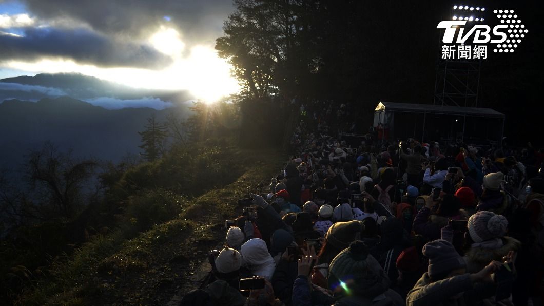 2022第一道曙光來了 7:05露臉閃耀玉山群峰