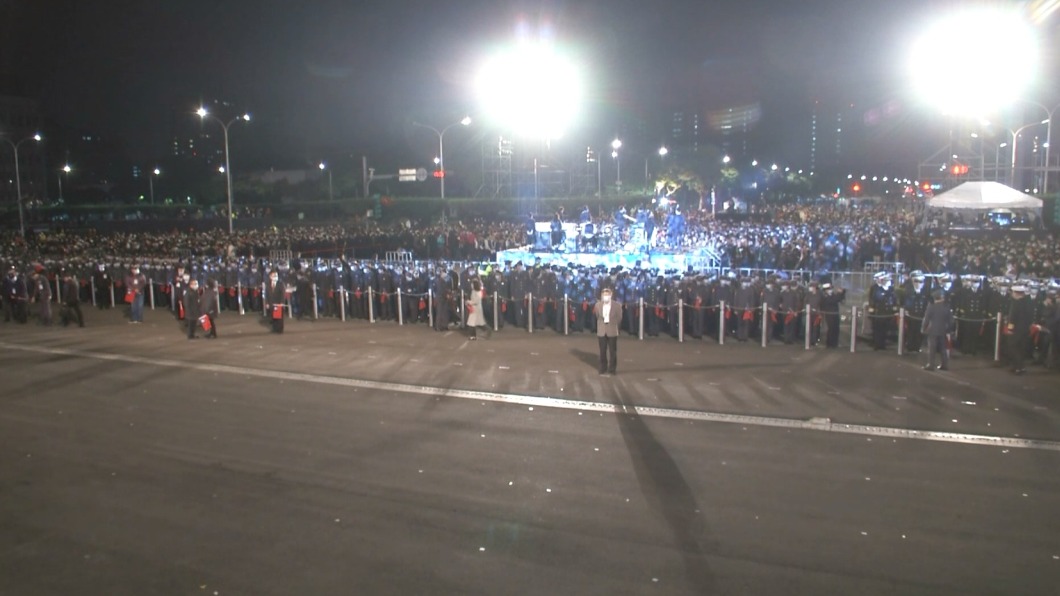 元旦升旗典禮，台北市長柯文哲在升旗前，未隨觀禮嘉賓入總統府，獨自站著。（圖／北市府提供）