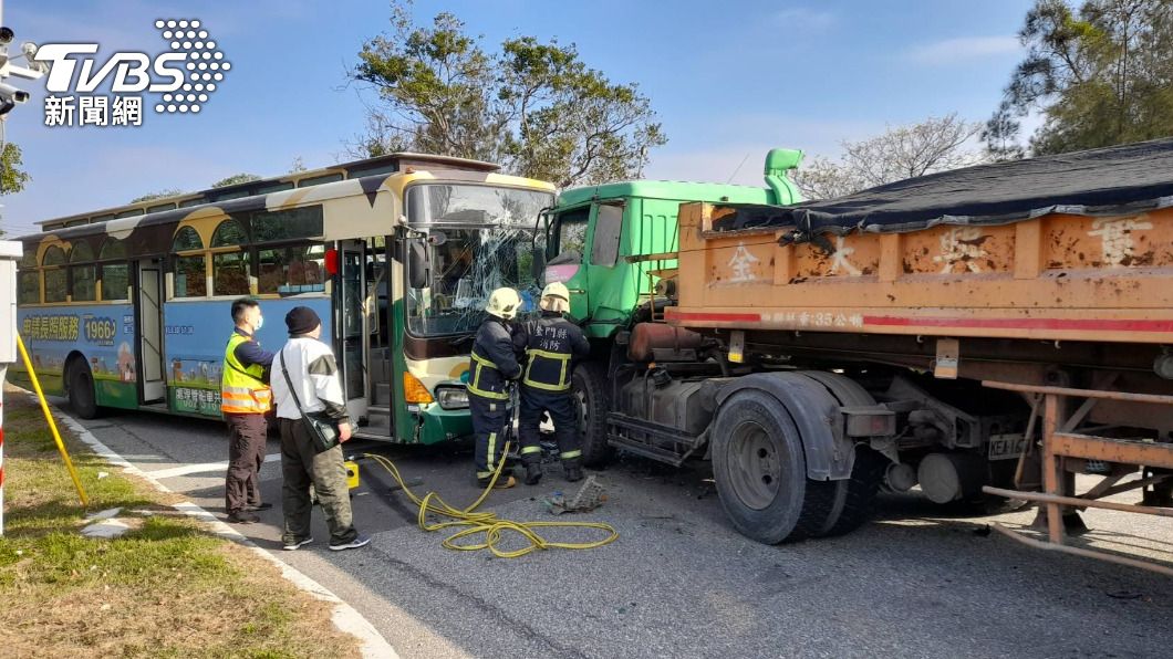 快訊／疑閃車釀禍！金門砂石車與公車對撞　11人傷