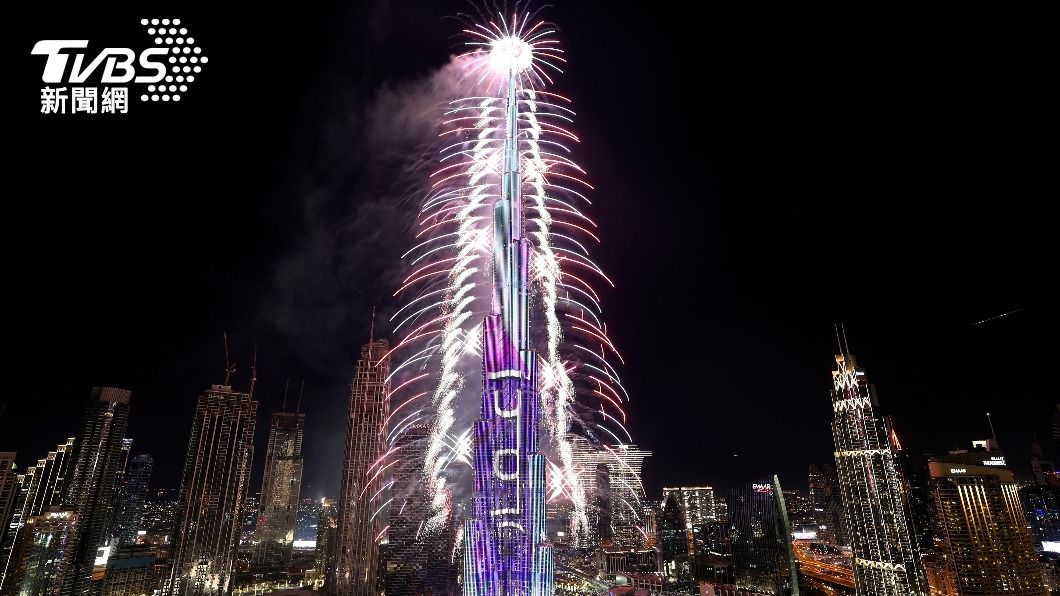 阿拉伯共舉辦36場跨年煙火及燈光秀,主場正是在「哈里發塔」。(圖/達志影像美聯社)