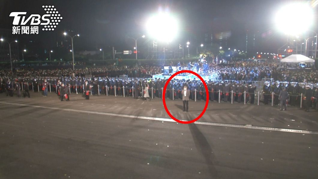 元旦升旗典禮,台北市長柯文哲在升旗前,未隨觀禮嘉賓入總統府,獨自站著。(圖/北市府提供)