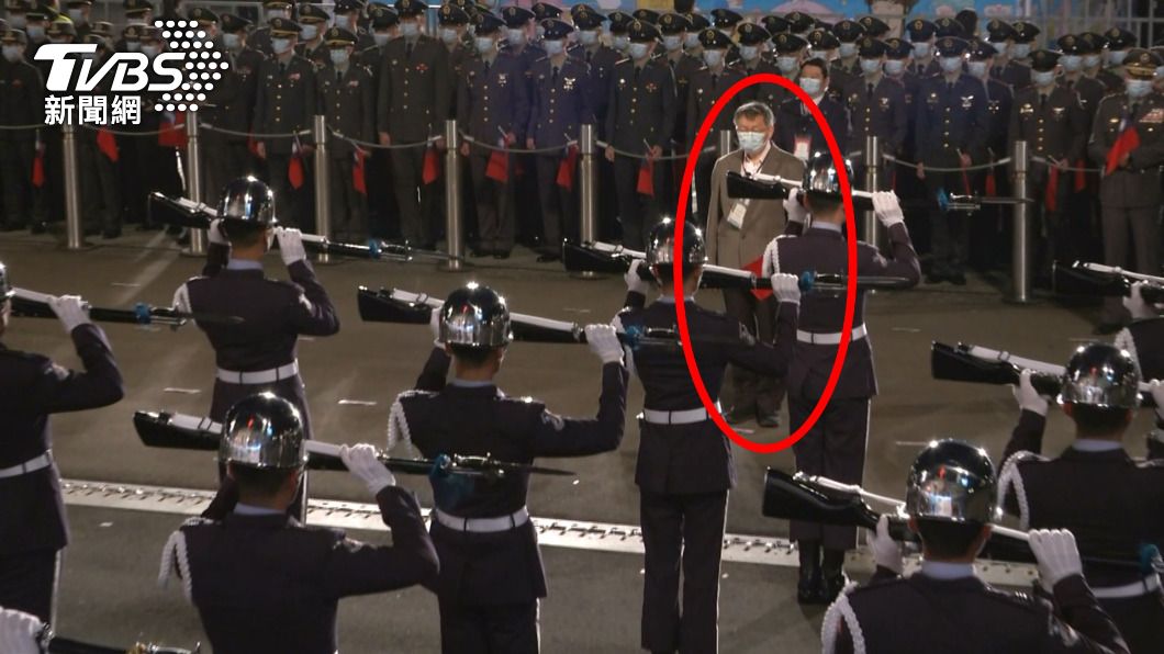 元旦升旗典禮,台北市長柯文哲在升旗前,未隨觀禮嘉賓入總統府,獨自站著。(圖/北市府提供)