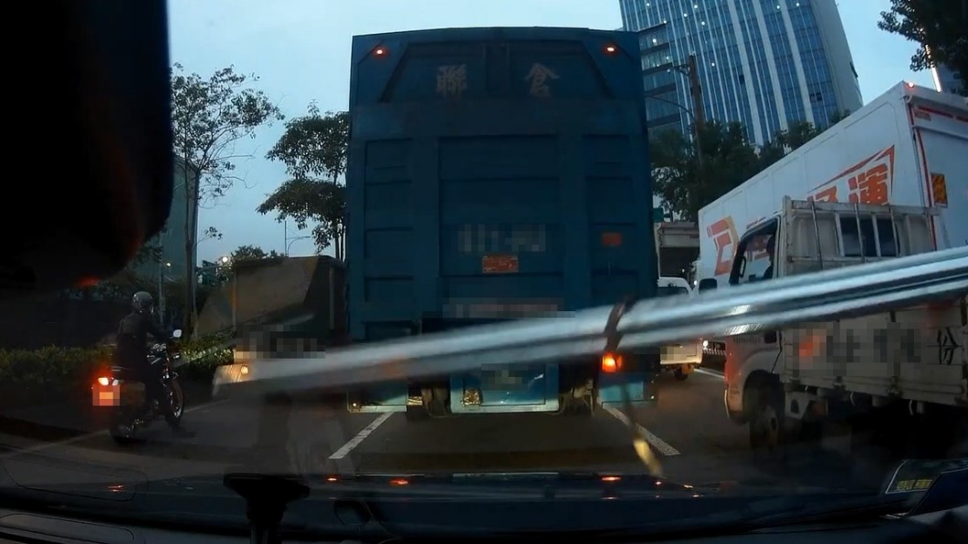 硬要擠！小貨車撞隔壁車　滿載鐵條「瞬間散落」險砸人車