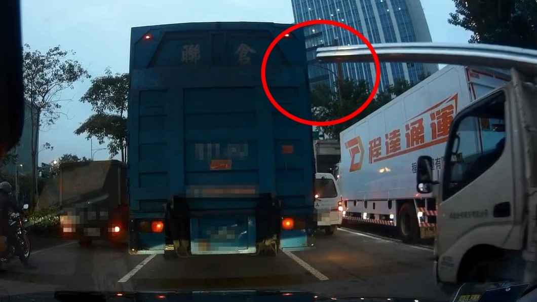 小貨車未注意鐵條超出車體,撞擊隔壁車道大貨車。(圖/YouTube WoWtchout - 地圖型行車影像分享平台)
