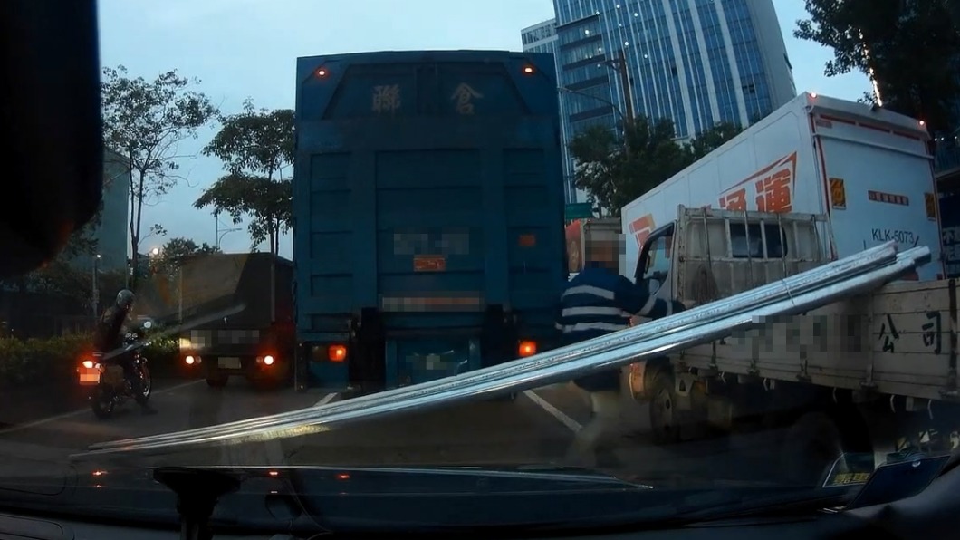左邊車道重機騎士也被聲響嚇得回頭看。(圖/YouTube WoWtchout - 地圖型行車影像分享平台)
